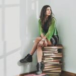 Clara Alvarado Instagram - entrevista para la revista uruguaya @galeriarevista y fotos de @ae__foto con 3horas de sueño después de un rodaje nocturno 🫠 creo que no quedaron nada mal! 💚 gracias @leabensasson @zinolarosana @aguanegrafilm Ya lo he dicho pero lo vuelvo a repetir. Es increíble el cariño y la valoración que recibí en el paisito 🇺🇾, ojalá para cuando se estrene la peli #aguanegra pueda ir para allá de nuevo. De momento, echando de menos a todos mis compis y deseando grabar lo que nos queda en Barcelona :))))