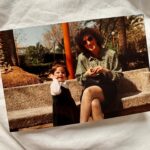 Clara Alvarado Instagram - “Hoy puedo ver crecer la hierba y entender cómo la flor necesita ese rayo de Sol”… Feliz cumpleaños mami 🌺 Eres todo lo que simboliza la primavera, eres luz, eres todas las flores. Sinceramente creo que no podrías haber nacido en otra estación, ni en otro mes tan bonito como este, tanto es así que hasta tu nombre te define: Rosa 🌹🌿🌼🌷🌞 No podremos celebrarlo en persona pero en cuanto nos veamos, hay que hacer la súper tarta de galleta, chocolate y coco rallado de tooooda la vida porfi 😋 PD. He abierto el álbum de fotos antiguas, las analógicas, las que se revelaban, las de verdad. Las fotos en papel. Me encantan. feliz domingo 28 de Abril.
