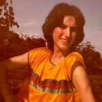 Clara Alvarado Instagram - “Hoy puedo ver crecer la hierba y entender cómo la flor necesita ese rayo de Sol”… Feliz cumpleaños mami 🌺 Eres todo lo que simboliza la primavera, eres luz, eres todas las flores. Sinceramente creo que no podrías haber nacido en otra estación, ni en otro mes tan bonito como este, tanto es así que hasta tu nombre te define: Rosa 🌹🌿🌼🌷🌞 No podremos celebrarlo en persona pero en cuanto nos veamos, hay que hacer la súper tarta de galleta, chocolate y coco rallado de tooooda la vida porfi 😋 PD. He abierto el álbum de fotos antiguas, las analógicas, las que se revelaban, las de verdad. Las fotos en papel. Me encantan. feliz domingo 28 de Abril.