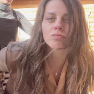 Clara Alvarado Instagram - En las últimas 72 horas han pasado un montón de cosas y aunque estoy cansada no es ninguna queja porque me siento tremendamente afortunada, agradecida y feliz. He grabado un cortometraje con un equipo maravilloso en Madrid. Al terminar la última secuencia, fui directa al aeropuerto para iniciar nuevo viaje y embarcarme en otro proyecto que me tiene muy muy muy ilusionada! 
En las dos últimas desvelo destino y algo que he visto muy gracioso nada más llegar (es mi llavero, como dato) ✈️🎬🫂🎥😊🙏🏼🥹✌🏼

Y dejo por aquí una cita que escuché el otro día en radio nacional yendo al rodaje y resume bastante bien por qué a veces no paro y cuando todo se junta, aunque me agobie un poco o me canse, jamás pierdo la sonrisa. “Quizá la felicidad no sea tanto hacer lo que uno quiere, sino amar lo que uno hace”

feliz finde familia 🤍 os voy contando más en los próximos días :)