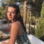 Clara Alvarado Instagram - Mentalmente sigo aquí porque no hay quien entienda este Enero en Primavera 🌿🌞 Puede que me arrepienta pero… calorcito, ven ya. No sé si ha sido mercurio retrógrado, si es esta semana rara o que anímicamente necesito un poco de buen tiempo. Soy la única?
