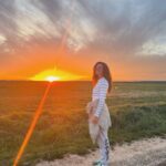 Clara Alvarado Instagram - Semana de más de 1000 horassss 🫠🚀✌🏼 Hubo tiempo para ensayar, para ir al fisio (me hice esguince de grado I), visitar a Carmen y Lola, grabar una peli, conocer gente muy guay, coger tanto frío y terminar con una buena gripe y bien de fiebre (de ahí que haya estado un par de días ausente), tiempo para estudiar, comer rico (ya sea bocadillos de gasolinera, catering o en casita) y que nunca falte un poquito de naturaleza 💚