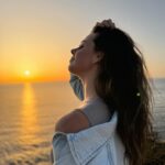 Clara Alvarado Instagram - Si hubiese organizado este día jamás me hubiera salido así 🤍🌞 para el recuerdo 4eveeer <3 Será que mejores momentos siempre nacen de la improvisación y no planificación? #magicday #magicmoments #DPMT #deput*madretia #ibiza #sunset #inspo #paz