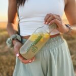 Clara Alvarado Instagram - Con mi botellita de Kombucha @labtongil Aktidrenal a tooodas partes! Ayuda a renovar la microbiota cada día, aporta vitalidad y lo mejor es que se nota. Qué bien sienta cuidarse un poquito de verdad ☺️🌱 me gusta prepararla con todo tipo de frutas 🍓🍋🍋‍🟩🍇🫐 y está buenísima, poca broma. La podéis conseguir en farmacia, herbolarios y en tiendas especializadas. #ad