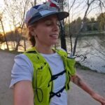 Clara Henry Instagram - Sprang årets första lopp igår! En backyard, @run_raisers Winter Bay Backyard Ultra. En backyard är alltså att man springer en särskild bana på 6,7 kilometer (fast gårdagens lopp var 6,81 men hur som helst) en gång varje timme tills man inte vill/kan/orkar mer. Målet var 12 timmar, ~82 km. Mitt första ultrapass på väldigt länge. Var nervös, både på grund av det, men också för att jag tillbringade dagen innan i soffläge med ett oförklarligt illamående och hade noll lust att springa en hel dag med kräkmage. Men kräkmage slapps! Magkramper infann sig visserligen och var stundtals en (bokstavlig tyvärr) pain in the ass (tmi, förlåt) och vissa varv (4-5 och 8-9, dumma dumma varv) var så jävla plågsamma (varmt!! Segt! Hög puls! Stela baklår! Olycksbådande magkurr!) men sen är ju ultra en så sjuk sport för däremellan mår man ju bra? Livet är bäst? Man trycker i sig två koffeintabletter och en näve chips och kan plötsligt springa i en jävla evighet? En evighet blev det inte. Men 13 timmar. Och fan vad nöjd jag är med det. Man är ju så ambivalent innan, det går så rasande fort mellan att tänka "shit tänk om jag inte klarar mer än typ 5 varv" och "men tänk om jag klarar MER ÄN TOLV DÅ". Och den där tanken om att om kroppen känns bra, då kör jag fan ett bonusvarv, den var ständigt närvarande och slog lite extra rot när varv 10-11 kändes som mina starkaste, gladaste timmar. Så då blev det så. 88,5 kilometer, en medalj och en blåsa på vänster stortå till samlingen. Tack för fint lopp! Tack Johnny, Ida, Jonathan mfl för sällskap och moralstärkande löpsteg! Tack Ellen, Fille och Fakiren för support! Tack vädret för att vi slapp regn! Tack knäna för att ni höll! Tack koffeintabletter för att ni finns!