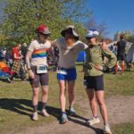 Clara Henry Instagram - Sprang årets första lopp igår! En backyard, @run_raisers Winter Bay Backyard Ultra. En backyard är alltså att man springer en särskild bana på 6,7 kilometer (fast gårdagens lopp var 6,81 men hur som helst) en gång varje timme tills man inte vill/kan/orkar mer. Målet var 12 timmar, ~82 km. Mitt första ultrapass på väldigt länge. Var nervös, både på grund av det, men också för att jag tillbringade dagen innan i soffläge med ett oförklarligt illamående och hade noll lust att springa en hel dag med kräkmage. Men kräkmage slapps! Magkramper infann sig visserligen och var stundtals en (bokstavlig tyvärr) pain in the ass (tmi, förlåt) och vissa varv (4-5 och 8-9, dumma dumma varv) var så jävla plågsamma (varmt!! Segt! Hög puls! Stela baklår! Olycksbådande magkurr!) men sen är ju ultra en så sjuk sport för däremellan mår man ju bra? Livet är bäst? Man trycker i sig två koffeintabletter och en näve chips och kan plötsligt springa i en jävla evighet? En evighet blev det inte. Men 13 timmar. Och fan vad nöjd jag är med det. Man är ju så ambivalent innan, det går så rasande fort mellan att tänka "shit tänk om jag inte klarar mer än typ 5 varv" och "men tänk om jag klarar MER ÄN TOLV DÅ". Och den där tanken om att om kroppen känns bra, då kör jag fan ett bonusvarv, den var ständigt närvarande och slog lite extra rot när varv 10-11 kändes som mina starkaste, gladaste timmar. Så då blev det så. 88,5 kilometer, en medalj och en blåsa på vänster stortå till samlingen. Tack för fint lopp! Tack Johnny, Ida, Jonathan mfl för sällskap och moralstärkande löpsteg! Tack Ellen, Fille och Fakiren för support! Tack vädret för att vi slapp regn! Tack knäna för att ni höll! Tack koffeintabletter för att ni finns!