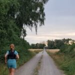 Clara Henry Instagram - Herregud! En vecka sedan Öland. Mer? Den här veckan har sprungit iväg medan jag legat med lindad högerfot i högläge. Den har innefattat halt gång, värk, ett besök på akuten, ett läkarbesked som sa att jag inte hade stressfraktur (hurra!!!) och några timmar framför datorn för att klippa ihop detta gulliga om långsamlöpning. Känner massor av känslor efter våra 160 km. Att herregud jag kan ta mig hur långt som helst till fots, det finns inga gränser, varför gör inte fler personer detta underbara. Att jag har jävligt ont i min fot och önskar att den blir bra snart (inte minst för att Ultravasan 90 km är om tre veckor he he). Att de mentala svackorna längs vägen var värre än jag kunde föreställa mig. Att 160 km är långt. Att 160 km med smärta är lååååångt. Att 160 km är ju en baggis - jag vill göra det igen. Men, till alla som undrar oroligt i mina dm: foten mår okej, den utsätts för lagom mycket blodcirkulerande aktivitet och vilar övrig tid inlindad. Sprang 5 långsamma minuter på löpband igår, smärtfritt! Vi väntar, vilar, skyndar långsamt. Jag gillar ju långsamt.
