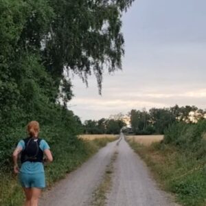 Clara Henry Instagram - Herregud! En vecka sedan Öland. Mer? Den här veckan har sprungit iväg medan jag legat med lindad högerfot i högläge. Den har innefattat halt gång, värk, ett besök på akuten, ett läkarbesked som sa att jag inte hade stressfraktur (hurra!!!) och några timmar framför datorn för att klippa ihop detta gulliga om långsamlöpning.

Känner massor av känslor efter våra 160 km. Att herregud jag kan ta mig hur långt som helst till fots, det finns inga gränser, varför gör inte fler personer detta underbara. Att jag har jävligt ont i min fot och önskar att den blir bra snart (inte minst för att Ultravasan 90 km är om tre veckor he he). Att de mentala svackorna längs vägen var värre än jag kunde föreställa mig. Att 160 km är långt. Att 160 km med smärta är lååååångt. Att 160 km är ju en baggis - jag vill göra det igen.

Men, till alla som undrar oroligt i mina dm: foten mår okej, den utsätts för lagom mycket blodcirkulerande aktivitet och vilar övrig tid inlindad. Sprang 5 långsamma minuter på löpband igår, smärtfritt! Vi väntar, vilar, skyndar långsamt. Jag gillar ju långsamt.