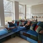 Clara Henry Instagram - I stolt annonssamarbete med @sweef_furniture vill jag visa er: MIN NYA SOFFA! <333 Sjuk grej: gamla soffan pajade ju vid inflytt och jag och sambon är två velpannor som absolut inte kunde bestämma oss för vilken ny soffa vi ville köpa. Så vi gjorde det absolut mest magkatarrsframkallande man förmodligen kan göra mitt i en flytt: vi beställde en soffa som vi inte visste hur den skulle se ut. På riktigt alltså. Eller, vi valde modell såklart (Valen! Så att vi visste att den skulle få plats osv), men sen har Sweef ett färgalternativ som är att man kan beställa soffa sydd från spilltyger - dvs tygbitar som blir över i produktionen av andra soffor, som då kan lappas ihop till att bli en egen, helt unik soffa. Ett lite, lite mer hållbart val om man nu ändå ska köpa nytt. Så vi tänkte, okejdå, knock us out. Vilket vi blev. Helt jävla utknockade. Vi har fått den finaste snyggaste coolaste soffan??? Alltså va??? Finner knappt ord? Är så kär i denna möbel!! Tack @sweef_furniture!!!