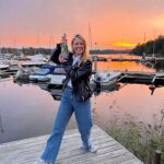 Clara Henry Instagram - NUUUUU lille instagrammen!!! Händer det grejer??? Jag har 1. sålt min älskade älskade lägenhet på Söder som jag bott i i åtta (!!!) år, 2. köpt lägenhet (!) i skärgården (!!) med min partner (!!!!!), och 3. Ja. Jag vet inte vad tre är. Detta gör väl sig bäst som en tvåpunktslista. Och jag är ju oftast inte så inbjudande till mitt privatliv här i sociala medier eftersom ni trots allt redan vet så himla mycket om mig men ville bara tala om att flyttlasset går i februari och jag är SÅ GLAD OCH TAGGAD!!! Här är bilder från bryggan som ligger ca 2 minuter från vår dörr 🥹 ih ih iiiiiihhhh agsuskqksegehwkskl