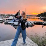 Clara Henry Instagram - NUUUUU lille instagrammen!!! Händer det grejer??? Jag har 1. sålt min älskade älskade lägenhet på Söder som jag bott i i åtta (!!!) år, 2. köpt lägenhet (!) i skärgården (!!) med min partner (!!!!!), och 3. Ja. Jag vet inte vad tre är. Detta gör väl sig bäst som en tvåpunktslista. Och jag är ju oftast inte så inbjudande till mitt privatliv här i sociala medier eftersom ni trots allt redan vet så himla mycket om mig men ville bara tala om att flyttlasset går i februari och jag är SÅ GLAD OCH TAGGAD!!! Här är bilder från bryggan som ligger ca 2 minuter från vår dörr 🥹 ih ih iiiiiihhhh agsuskqksegehwkskl