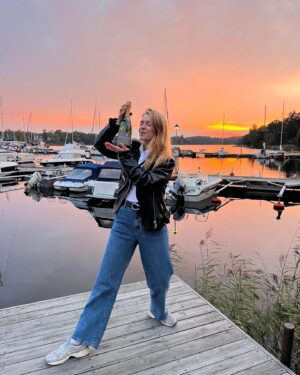 Clara Henry Instagram - NUUUUU lille instagrammen!!! Händer det grejer??? Jag har 1. sålt min älskade älskade lägenhet på Söder som jag bott i i åtta (!!!) år, 2. köpt lägenhet (!) i skärgården (!!) med min partner (!!!!!), och 3. Ja. Jag vet inte vad tre är. Detta gör väl sig bäst som en tvåpunktslista. Och jag är ju oftast inte så inbjudande till mitt privatliv här i sociala medier eftersom ni trots allt redan vet så himla mycket om mig men ville bara tala om att flyttlasset går i februari och jag är SÅ GLAD OCH TAGGAD!!! Här är bilder från bryggan som ligger ca 2 minuter från vår dörr 🥹 ih ih iiiiiihhhh agsuskqksegehwkskl
