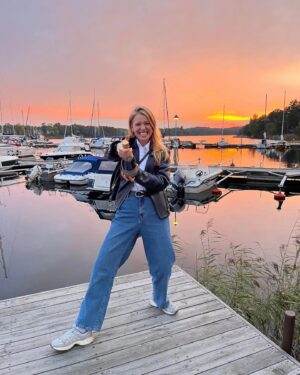 Clara Henry Instagram - NUUUUU lille instagrammen!!! Händer det grejer??? Jag har 1. sålt min älskade älskade lägenhet på Söder som jag bott i i åtta (!!!) år, 2. köpt lägenhet (!) i skärgården (!!) med min partner (!!!!!), och 3. Ja. Jag vet inte vad tre är. Detta gör väl sig bäst som en tvåpunktslista. Och jag är ju oftast inte så inbjudande till mitt privatliv här i sociala medier eftersom ni trots allt redan vet så himla mycket om mig men ville bara tala om att flyttlasset går i februari och jag är SÅ GLAD OCH TAGGAD!!! Här är bilder från bryggan som ligger ca 2 minuter från vår dörr 🥹 ih ih iiiiiihhhh agsuskqksegehwkskl