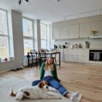 Clara Henry Instagram - Hallå det börjar se ut som en lägenhet här nu?! Rent! Fint! Bara typ sex ouppackade lådor kvar som står gömda där vi inte ser dem! Soffans ena ben vek sig med perfekt tajming (dvs efter ca 2 timmar i nya lägenheten efter sex stadiga år i förra) så den fick åka till tippen. Så, bortsett från att vi nu sitter framför tvn på mattan som två femåringar om kvällarna, känns allt just nu väldigt vuxet.