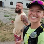 Clara Henry Instagram - Ett meddelande från näsblod, feberkänningar och fötter i högläge: ALLT VAR VÄRT DET. Har absolut för lite distans till gårdagen, gårdagsnatten och förrgår för att kunna beskriva det rättvist, men allt jag vet är följande tre saker: 1. 235 530:- till @sverige_for_unhcr !!! Ni är otroliga. Tack är ett för fjuttigt ord för att beskriva allt stöd vi fått. Alla swish till bössan, biltut på vägarna, hejarop från stugorna, stödsamtal hemifrån, resorb/gifflar/kramar från följebilarna. Blir rörd. Det är otroligt svårt att göra något sånt här helt ensam. 2. Det tar 36 och en halv timme att, med strejkande fot och höft (jag) och strejkande mage (Max) ta sig 160 km från Ölands sydligaste till nordligaste punkt. Det hade gått betydligt långsammare på egen hand. @maxpisano, du är en stjärna i ordets sanna bemärkelse, och utan din ständiga påminnelse om att vi är krigare som krigar så hade jag hamnat på en väldigt mörk plats. Jag är så imponerad av dig, herregud. Tack för resan <3 3. Jag trodde aldrig att det skulle gå att springa 160 km. Eller jo såklart litegrann för dels är ju hoppet det sista som dör och dels är man ju en optimistisk idiot. Men att tro PÅ RIKTIGT, utan att en liten röst säger "fast...?". Men det gick. Det gjorde jävligt ont och jag har gråtit hejdlöst men det gick och allt, ALLT var värt det.