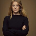 Clara Henry Instagram - Var hos Magnus @photographer_magnus_ragnvid i ca fem minuter och han tog typ tre bilder och alla blev perfekta så vi tackade och gick hem för dagen pjiupjiuuuuu (ljudet av handpistoler) Foto: @photographer_magnus_ragnvid Hår: @elizabeth_hairstylist