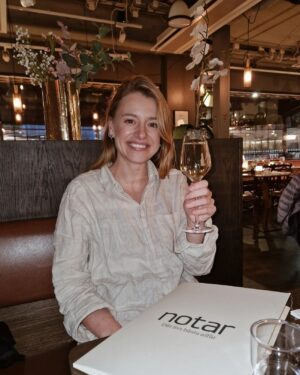 Clara Henry Instagram - 2023 - ett bättre år! Här är bilder på de 5% som utgjorde fart och flärd: champagne efter lägenhetsköp och försäljning, Paris maraton, födelsedagsfir av sista 20-året, Eldsjälsgalanprogramlederi, Peter Pan går åt helvete och nya gulliga ensemblevänner, festival, medelhav, pappas 60årspresent och världens finaste vänner. Har tyvärr inga bilder på övriga 95% av min tid som jag tillbringat med nosen i kurslitteratur som jag knappt begriper, eller dammsugande upp drös efter drös av katthår, eller avverkat långpass i regnet och känt mig värdelös, eller inte minst alla timmar jag legat i horisontalläge framför tvn och glott, men ni kan ju försöka tänka er tio sådana bilder för varje fart-och-flärd-bild ok?