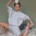 Clara Henry Instagram - I betalt samarbete med @cerave har jag en så jäkla rolig nyhet: 2024 är det lilla JAG som är ambassadör för @cerave ! Det är februari, man är skröplig som en utbränd hudflaga, jag stod nyss i min ensamhet och undrade om det gick att fylla badkaret med lotion och bada i det (det går, men det är ett hemskt svinn) och så kommer de som gör min all time high favorit-hudkräm och frågar om jag vill samarbeta. Eh. Ja. Så, här ser ni vackra bilder på @cerave ’s Moisturising Cream i min nya lägenhets otroliga morgonljus. Jag gillar den av massor av anledningar men mest för att den är parfymfri och för att den gör min hud svinmjuk. Drar på efter en dusch och så är jag len tills efter nästa? Okejdå! 2024! Mitt stora hudvårdsår! Vi kör! #cerave #developedwithderms