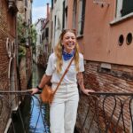 Clara Henry Instagram - Tjolahopp jag är i romantikens huvudstad!? Nja inte Paris då men the next best thing verkar det ju som: Venedig bejbä. Sörplat musslor under parasoll i regnet, knötts i stimmiga gränder, bett en tysk turist ta bild på mig på en bro (vilket hon fkn nailade? Valde rätt tysk ✊️). Imorgon ska jag cykla elcykelrace. Det blir la kul. Tja for now bloggen.