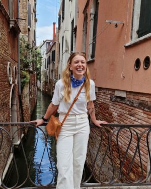 Clara Henry Instagram - Tjolahopp jag är i romantikens huvudstad!? Nja inte Paris då men the next best thing verkar det ju som: Venedig bejbä. Sörplat musslor under parasoll i regnet, knötts i stimmiga gränder, bett en tysk turist ta bild på mig på en bro (vilket hon fkn nailade? Valde rätt tysk ✊️). Imorgon ska jag cykla elcykelrace. Det blir la kul. Tja for now bloggen.