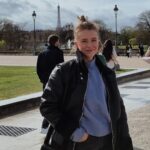 Clara Henry Instagram - 2023 - ett bättre år! Här är bilder på de 5% som utgjorde fart och flärd: champagne efter lägenhetsköp och försäljning, Paris maraton, födelsedagsfir av sista 20-året, Eldsjälsgalanprogramlederi, Peter Pan går åt helvete och nya gulliga ensemblevänner, festival, medelhav, pappas 60årspresent och världens finaste vänner. Har tyvärr inga bilder på övriga 95% av min tid som jag tillbringat med nosen i kurslitteratur som jag knappt begriper, eller dammsugande upp drös efter drös av katthår, eller avverkat långpass i regnet och känt mig värdelös, eller inte minst alla timmar jag legat i horisontalläge framför tvn och glott, men ni kan ju försöka tänka er tio sådana bilder för varje fart-och-flärd-bild ok?