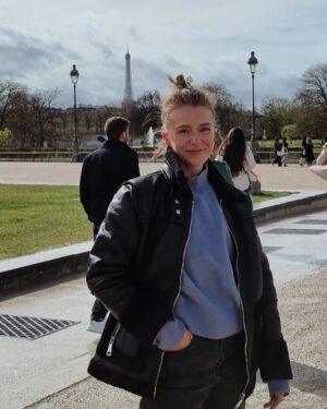 Clara Henry Instagram - 2023 - ett bättre år! Här är bilder på de 5% som utgjorde fart och flärd: champagne efter lägenhetsköp och försäljning, Paris maraton, födelsedagsfir av sista 20-året, Eldsjälsgalanprogramlederi, Peter Pan går åt helvete och nya gulliga ensemblevänner, festival, medelhav, pappas 60årspresent och världens finaste vänner. Har tyvärr inga bilder på övriga 95% av min tid som jag tillbringat med nosen i kurslitteratur som jag knappt begriper, eller dammsugande upp drös efter drös av katthår, eller avverkat långpass i regnet och känt mig värdelös, eller inte minst alla timmar jag legat i horisontalläge framför tvn och glott, men ni kan ju försöka tänka er tio sådana bilder för varje fart-och-flärd-bild ok?