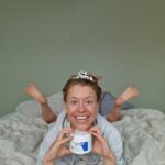 Clara Henry Instagram - I betalt samarbete med @cerave har jag en så jäkla rolig nyhet: 2024 är det lilla JAG som är ambassadör för @cerave ! Det är februari, man är skröplig som en utbränd hudflaga, jag stod nyss i min ensamhet och undrade om det gick att fylla badkaret med lotion och bada i det (det går, men det är ett hemskt svinn) och så kommer de som gör min all time high favorit-hudkräm och frågar om jag vill samarbeta. Eh. Ja. Så, här ser ni vackra bilder på @cerave ’s Moisturising Cream i min nya lägenhets otroliga morgonljus. Jag gillar den av massor av anledningar men mest för att den är parfymfri och för att den gör min hud svinmjuk. Drar på efter en dusch och så är jag len tills efter nästa? Okejdå! 2024! Mitt stora hudvårdsår! Vi kör! #cerave #developedwithderms