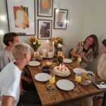 Clara Henry Instagram - 2023 - ett bättre år! Här är bilder på de 5% som utgjorde fart och flärd: champagne efter lägenhetsköp och försäljning, Paris maraton, födelsedagsfir av sista 20-året, Eldsjälsgalanprogramlederi, Peter Pan går åt helvete och nya gulliga ensemblevänner, festival, medelhav, pappas 60årspresent och världens finaste vänner. Har tyvärr inga bilder på övriga 95% av min tid som jag tillbringat med nosen i kurslitteratur som jag knappt begriper, eller dammsugande upp drös efter drös av katthår, eller avverkat långpass i regnet och känt mig värdelös, eller inte minst alla timmar jag legat i horisontalläge framför tvn och glott, men ni kan ju försöka tänka er tio sådana bilder för varje fart-och-flärd-bild ok?