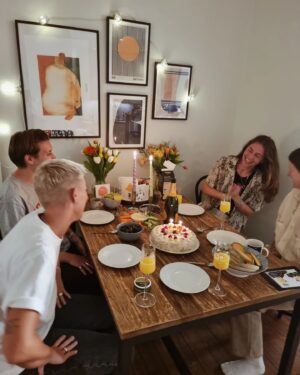 Clara Henry Instagram - 2023 - ett bättre år! Här är bilder på de 5% som utgjorde fart och flärd: champagne efter lägenhetsköp och försäljning, Paris maraton, födelsedagsfir av sista 20-året, Eldsjälsgalanprogramlederi, Peter Pan går åt helvete och nya gulliga ensemblevänner, festival, medelhav, pappas 60årspresent och världens finaste vänner. Har tyvärr inga bilder på övriga 95% av min tid som jag tillbringat med nosen i kurslitteratur som jag knappt begriper, eller dammsugande upp drös efter drös av katthår, eller avverkat långpass i regnet och känt mig värdelös, eller inte minst alla timmar jag legat i horisontalläge framför tvn och glott, men ni kan ju försöka tänka er tio sådana bilder för varje fart-och-flärd-bild ok?