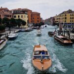 Clara Henry Instagram - Tjolahopp jag är i romantikens huvudstad!? Nja inte Paris då men the next best thing verkar det ju som: Venedig bejbä. Sörplat musslor under parasoll i regnet, knötts i stimmiga gränder, bett en tysk turist ta bild på mig på en bro (vilket hon fkn nailade? Valde rätt tysk ✊️). Imorgon ska jag cykla elcykelrace. Det blir la kul. Tja for now bloggen.