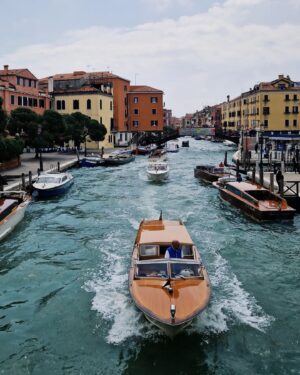 Clara Henry Instagram - Tjolahopp jag är i romantikens huvudstad!? Nja inte Paris då men the next best thing verkar det ju som: Venedig bejbä. Sörplat musslor under parasoll i regnet, knötts i stimmiga gränder, bett en tysk turist ta bild på mig på en bro (vilket hon fkn nailade? Valde rätt tysk ✊️). Imorgon ska jag cykla elcykelrace. Det blir la kul. Tja for now bloggen.