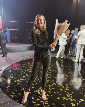 Clara Henry Instagram - 2023 - ett bättre år! Här är bilder på de 5% som utgjorde fart och flärd: champagne efter lägenhetsköp och försäljning, Paris maraton, födelsedagsfir av sista 20-året, Eldsjälsgalanprogramlederi, Peter Pan går åt helvete och nya gulliga ensemblevänner, festival, medelhav, pappas 60årspresent och världens finaste vänner. Har tyvärr inga bilder på övriga 95% av min tid som jag tillbringat med nosen i kurslitteratur som jag knappt begriper, eller dammsugande upp drös efter drös av katthår, eller avverkat långpass i regnet och känt mig värdelös, eller inte minst alla timmar jag legat i horisontalläge framför tvn och glott, men ni kan ju försöka tänka er tio sådana bilder för varje fart-och-flärd-bild ok?