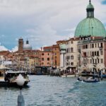 Clara Henry Instagram - Tjolahopp jag är i romantikens huvudstad!? Nja inte Paris då men the next best thing verkar det ju som: Venedig bejbä. Sörplat musslor under parasoll i regnet, knötts i stimmiga gränder, bett en tysk turist ta bild på mig på en bro (vilket hon fkn nailade? Valde rätt tysk ✊️). Imorgon ska jag cykla elcykelrace. Det blir la kul. Tja for now bloggen.