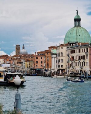 Clara Henry Instagram - Tjolahopp jag är i romantikens huvudstad!? Nja inte Paris då men the next best thing verkar det ju som: Venedig bejbä. Sörplat musslor under parasoll i regnet, knötts i stimmiga gränder, bett en tysk turist ta bild på mig på en bro (vilket hon fkn nailade? Valde rätt tysk ✊️). Imorgon ska jag cykla elcykelrace. Det blir la kul. Tja for now bloggen.
