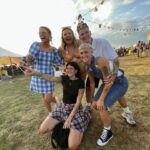 Clara Henry Instagram - 2023 - ett bättre år! Här är bilder på de 5% som utgjorde fart och flärd: champagne efter lägenhetsköp och försäljning, Paris maraton, födelsedagsfir av sista 20-året, Eldsjälsgalanprogramlederi, Peter Pan går åt helvete och nya gulliga ensemblevänner, festival, medelhav, pappas 60årspresent och världens finaste vänner. Har tyvärr inga bilder på övriga 95% av min tid som jag tillbringat med nosen i kurslitteratur som jag knappt begriper, eller dammsugande upp drös efter drös av katthår, eller avverkat långpass i regnet och känt mig värdelös, eller inte minst alla timmar jag legat i horisontalläge framför tvn och glott, men ni kan ju försöka tänka er tio sådana bilder för varje fart-och-flärd-bild ok?