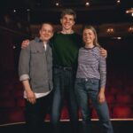 Clara Henry Instagram - AVBRYT ALLT, våren 2025 ska ni gå på MUSIKAL!!! Kan ju tala om att jag tjöt rakt ut av ren förtjusning när jag fick höra att Dear Evan Hansen ska sättas upp på Intiman i Stockholm, och jag kan knappt fatta att jag nu har den nervkittlande äran att berätta att jag spelar rollen som Zoe Murphy, tillsammans med @martinmathiesen_ i huvudrollen som Evan och @joel_adolphson, @jaghetersussie, @petereggers, @aalmabengtsson med flera i den helt bedårande ensemblen. SOM jag skriksjungit det här soundtracket genom åren? Ni förstår inte? Ett soundtrack jag borde lyssnat sönder för längesen men det GÅR INTE att tröttna på det för det är så JÄVLA bra. Och nu ska vi sjunga det, på svenska, för er, i Stockholm, våren 2025. Gör er själva en tjänst och missa det inte. Biljetter släpps nästa vecka men lugn, ni kan lita på att jag kommer tjata hål i huvudet på er om detta. @markus.virta regisserar, det blir liveorkester med @nippeankarblom såklart och @nanette2e @2entertain är stjärnorna som tagit musikalen till Sverige för första gången. Premiär 23 januari 2025. Snälla nån. Jag kan inte vänta. Foto: Mats Bäcker, Christoffer Bendixen