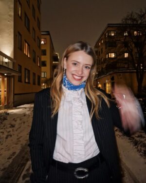 Clara Henry Instagram - Jahaja! Då kan jag meddela att året snart är slut och att man kanske inte borde ha allt för höga förhoppningar på 2024 men att jag tyvärr är en dumsnut som har det ändå. För det är roliga grejer på gång!!! Och så undrar jag: du där!!! Som är här och läser. Jag vet ju knappt vem du är och än mindre varför du följer. Så kan vi utvärdera 2023 lite? Förbereda inför ett trevligt 2024? Frågan lyder: vad vill du ha mer av här på min lille instagram? Löpningsreels? Fina bilder på plytet mitt? Kattuppdateringar? Eller vad vet jag, outfits, hudvård, inredning när jag flyttar i februari, vad GILLAR DU som jag lägger upp ibland? Jag vet ju inte ens vad jag ska bli när jag blir stor så SNÄLLA hjälp haha om du har nåt du kommer på. Okej bra tack puss!!