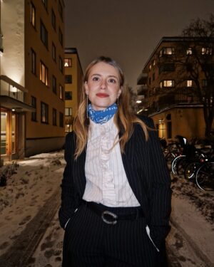 Clara Henry Instagram - Jahaja! Då kan jag meddela att året snart är slut och att man kanske inte borde ha allt för höga förhoppningar på 2024 men att jag tyvärr är en dumsnut som har det ändå. För det är roliga grejer på gång!!! Och så undrar jag: du där!!! Som är här och läser. Jag vet ju knappt vem du är och än mindre varför du följer. Så kan vi utvärdera 2023 lite? Förbereda inför ett trevligt 2024? Frågan lyder: vad vill du ha mer av här på min lille instagram? Löpningsreels? Fina bilder på plytet mitt? Kattuppdateringar? Eller vad vet jag, outfits, hudvård, inredning när jag flyttar i februari, vad GILLAR DU som jag lägger upp ibland? Jag vet ju inte ens vad jag ska bli när jag blir stor så SNÄLLA hjälp haha om du har nåt du kommer på. Okej bra tack puss!!