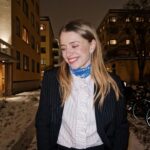 Clara Henry Instagram - Jahaja! Då kan jag meddela att året snart är slut och att man kanske inte borde ha allt för höga förhoppningar på 2024 men att jag tyvärr är en dumsnut som har det ändå. För det är roliga grejer på gång!!! Och så undrar jag: du där!!! Som är här och läser. Jag vet ju knappt vem du är och än mindre varför du följer. Så kan vi utvärdera 2023 lite? Förbereda inför ett trevligt 2024? Frågan lyder: vad vill du ha mer av här på min lille instagram? Löpningsreels? Fina bilder på plytet mitt? Kattuppdateringar? Eller vad vet jag, outfits, hudvård, inredning när jag flyttar i februari, vad GILLAR DU som jag lägger upp ibland? Jag vet ju inte ens vad jag ska bli när jag blir stor så SNÄLLA hjälp haha om du har nåt du kommer på. Okej bra tack puss!!