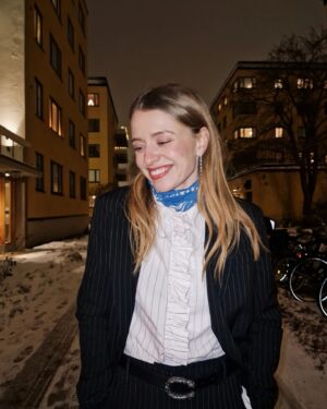 Clara Henry Instagram - Jahaja! Då kan jag meddela att året snart är slut och att man kanske inte borde ha allt för höga förhoppningar på 2024 men att jag tyvärr är en dumsnut som har det ändå. För det är roliga grejer på gång!!! Och så undrar jag: du där!!! Som är här och läser. Jag vet ju knappt vem du är och än mindre varför du följer. Så kan vi utvärdera 2023 lite? Förbereda inför ett trevligt 2024? Frågan lyder: vad vill du ha mer av här på min lille instagram? Löpningsreels? Fina bilder på plytet mitt? Kattuppdateringar? Eller vad vet jag, outfits, hudvård, inredning när jag flyttar i februari, vad GILLAR DU som jag lägger upp ibland? Jag vet ju inte ens vad jag ska bli när jag blir stor så SNÄLLA hjälp haha om du har nåt du kommer på. Okej bra tack puss!!