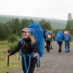 Clara Henry Instagram - Rastade hunden imorse i en minusgrad. Och är så less nu. EN MINUSGRAD. Våren är ett jäkla PISSHUVVE som kommer och dinglar 15 grader och solsken framför näsan på oss för att i nästa andetag ge oss en jävla minusgradsLAVETT. Så trött på vintern nu att jag måste skriva i VERSALER!!!! Rådande självskadebeteende är således att titta på bilder från förra sommaren och längta efter långa fjällpromenader, sovsäck i hängmatta, morgonkaffe från en tältöppning, kalla dopp i klara bäckar, lukten av solbrun hy och att vara torr under regnkläderna i ett sommarregn. Djupt, intensivt längt. Man kan skriva i kommentarsfältet vad man själv längtar efter i sommar så kan vi ha lite ont i magen tillsammans. Foto: @s.hewittphotography