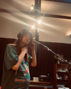 Clara Luciani Instagram - Ces jours-ci, deux choses grandissent en moi: mon troisième album et… 🐣