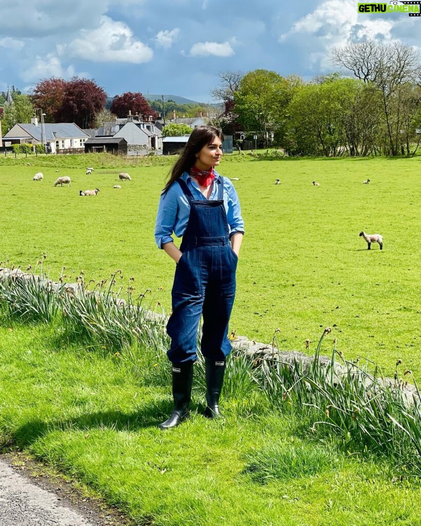 Clara Luciani Instagram - Entre deux Zéniths 🐑🏔…! (Attention, ce carrousel contient un photobomb de mouton de qualité.)