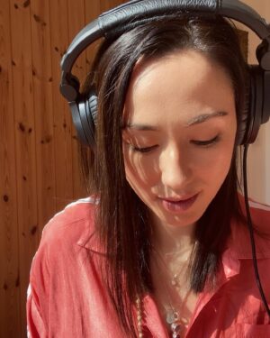 Clare Uchima Instagram - 泣き〜なさあ〜い〜笑い〜なさあ〜い🌸🐉👘
Did a BTS cover - saved on my IGTV 🌞 #staygold