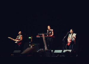Clare Uchima Instagram - Unforgettable week with lovely people. Thank you @hallandoatesofficial and amazing band for having us and being so nice to us. Thank you @kttunstall you’re a true rockstar and a role model for all of us. Thanks for having me play for you it was so much fun! Girls we laughed a lot I love you 💞💞💞 @catplaysdrums @hattiemoranguitar @mandy_plays_bass @kevinmajorino @benbenbenben4 @devodibiase @ohhroman