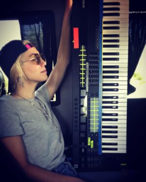 Clare Uchima Instagram - Clarstonbury weekend 🎹🥳💥🚌✈️⛽️☀️☀️☀️🕶 #glastonbury2019