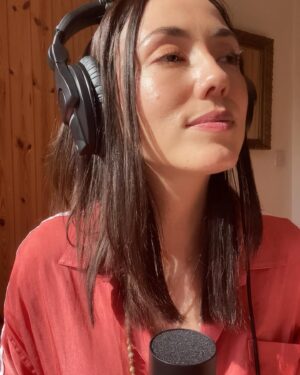 Clare Uchima Instagram - 泣き〜なさあ〜い〜笑い〜なさあ〜い🌸🐉👘
Did a BTS cover - saved on my IGTV 🌞 #staygold