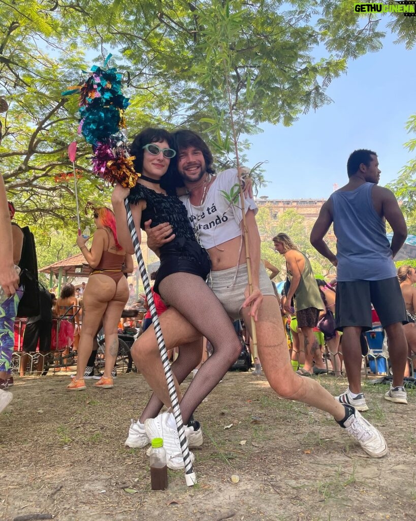 Clarice Falcão Instagram - está aberta a temporada de nostalgia pré-carnavalesca (e o fotógrafo claramente tendo um teto preto)