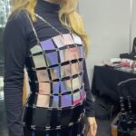 Clarice Falcão Instagram - NÃO É MAGIA É TECNOLOGIA!!! pausa para apreciar esse vestido apenas perfeito que a @gan.sho fez especialmente pro show do ✨TRUQUE✨ obg @ga.nsha e @tomiesavaget sempre sonhei em virar um TAZO 🥹