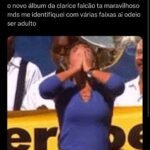 Clarice Falcão Instagram - ✨Truque✨ recebeu a maior honra do brasil contemporâneo e virou MEMES prêmio apenas comparável a ser condecorado cavaleiro do imperio britânico no imperio britânico. e agora a grande pergunta: o que acharam do album visual? (não perguntei antes pois passei 4 dias de ressaca)